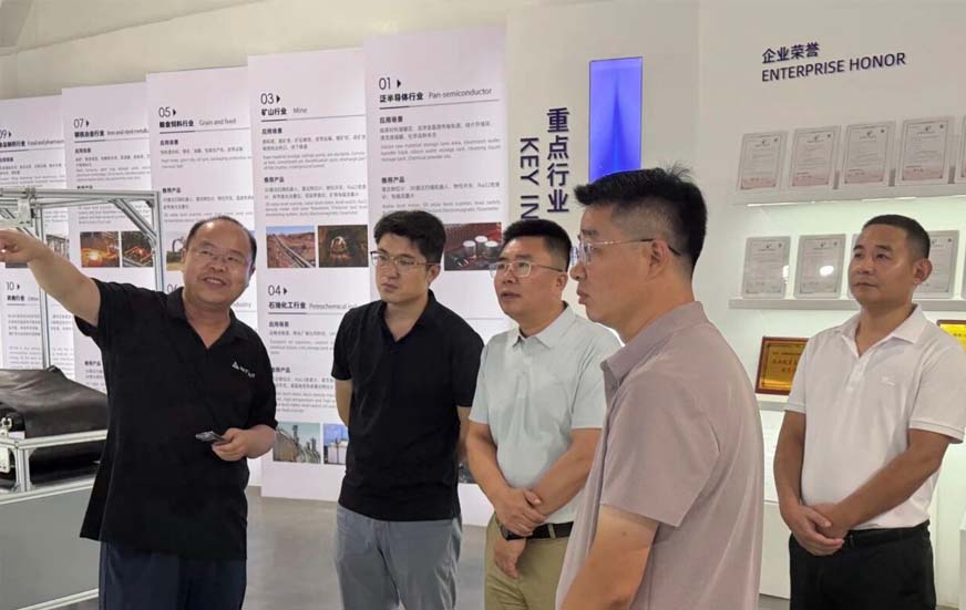 红桥区科技局副局长刘亚坤带队莅临锐达工业集团考察指导1 红桥区科技局副局长刘亚坤带队莅临锐达工业集团考察指导1